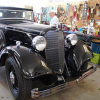This spectacular 1930s Lincoln has been restored by Wayne Carini, who in this case has followed the custom of his father, who owned a body shop in the same location, by painting an thin white stripe on each of its four wheels.