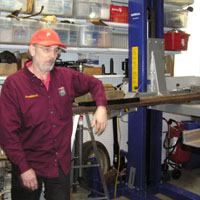 Tom demonstrates his new single post, moveable garage lift that he modified to be convertible to a 'drive-on' lift