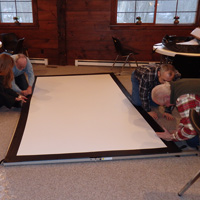 How many Alfisti does it take to assemble a projection screen?